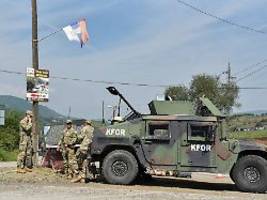 NATO stockt im Kosovo auf: USA beunruhigt über serbische Militärpräsenz