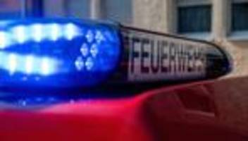 einsatzfahrt: feuerwehrwagen rammt auto: 57-jähriger schwer verletzt