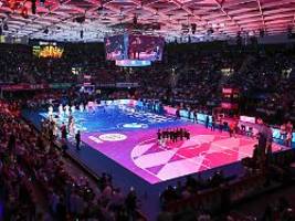 Auftaktsieg für Weltmeisterduo: Bayern München siegt auf dem Hightech-Court der Zukunft