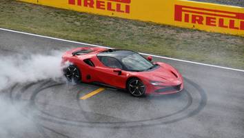 Verhängnisvolle Supercar Experience - Ehepaar mietet Ferrari SF90, will überholen – verbrennt nach Unfall im Wagen