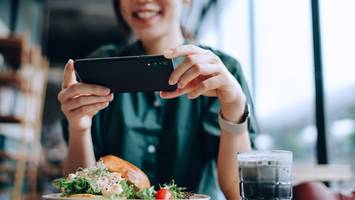Jeder macht es - Eine Gewohnheit beim Essen lässt Sie zunehmen