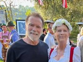 Reunion in Dirndl und Lederhosen: Schwarzenegger und Curtis feiern Oktoberfest