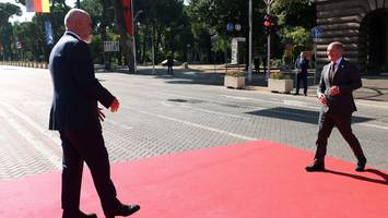 Fauxpas beim Westbalkan-Gipfel - Bundeskanzler Scholz verläuft sich auf rotem Teppich