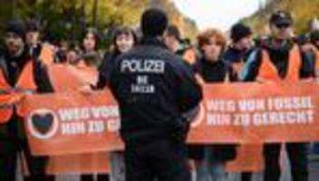 Klimaprotest: Aktivisten der Letzten Generation blockieren Straße des 17. Juni