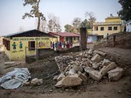 ausmaß der katastrophe unklar: dutzende tote bei erdbeben in nepal