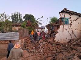 menschen im schlaf überrascht: fast 160 tote bei erdbeben in nepal
