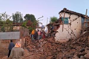 mindestens 157 menschen bei starkem erdbeben in nepal gestorben
