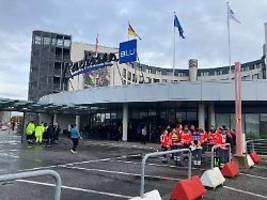 geiseldrama in hamburg airport: gestrandete passagiere bleiben im ungewissen