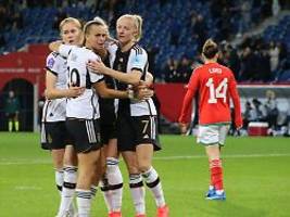 Wer folgt auf Voss-Tecklenburg?: DFB sucht erfahrene Supertrainerin - bei klammer Kasse
