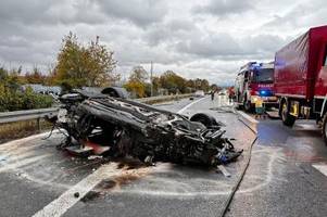 Auto kracht gegen Metallwand: Fahrer stirbt bei Unfall