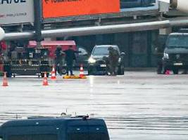 Kind als Geisel am Flughafen: Mutter versuchte Entführer verzweifelt zu stoppen