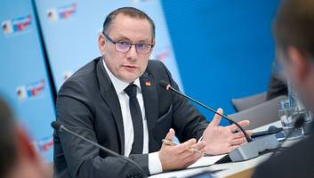 Nach angeblichem Anschlag auf Wahlkampfveranstaltung - Sprecher teilt mit: AfD-Chef Chrupalla erneut am rechten Oberarm operiert