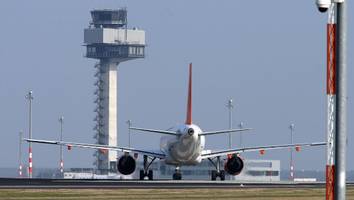 pannenflughafen ber - kerosin-missgeschick verhindert flugstart - „so etwas habe ich noch nie erlebt“