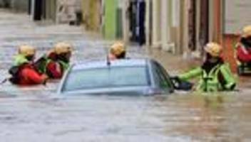 extremwetter: hochwasser überschwemmt orte im norden frankreichs