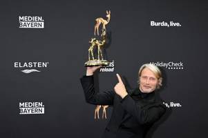 Schauspieler Mads Mikkelsen widmet Bambi seiner Enkelin