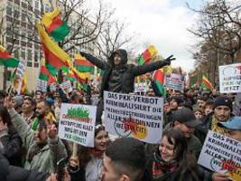 großeinsatz der polizei: 4000 kurden wettern in berlin gegen erdogan
