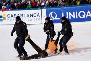 Farbe im Schnee: Protest beim Weltcup-Slalom in Gurgl