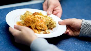 Erhöhte Gastronomie-Steuer für 2024 - Eltern müssen auch beim Schulessen tiefer in die Tasche greifen