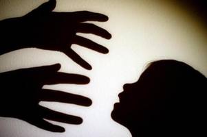 Kinder nachts sexuell missbraucht: Landgericht verurteilt Stiefvater
