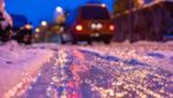 verkehr: fünf verletzte bei unfall auf schneebedeckter fahrbahn