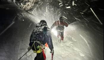 schneesturm überrascht wanderer - vater und sohn geraten in winterfalle - bergretter starten heldenhafen einsatz