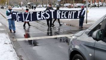Klimaaktivisten von Straße gezogen - Fahrer verurteilt