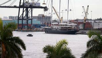 mega-jacht in florida - zu mächtig für marinas: jeff bezos' „koru“ muss in den industriehafen