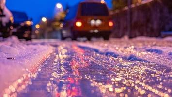 Autofahrer gerät in Mitte auf glatter Straße in Gegenverkehr