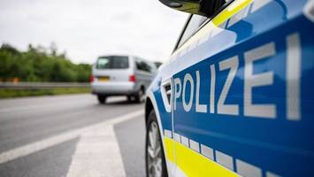 Auto überschlägt sich auf glatter Straße: Verletzte
