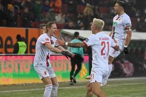 Der FCA trotzt eisiger Kälte und gewinnt 2:1 gegen Frankfurt