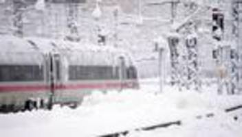 Schneechaos: Züge wegen Überfüllung mit Polizei-Unterstützung geräumt