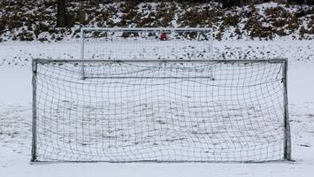 schnee und frost: spielbetrieb im amateurfußball ruht weiter