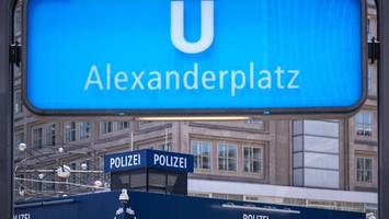 Mann mit Stichverletzungen am Alexanderplatz aufgefunden