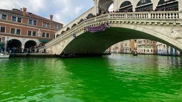 Klimaaktivisten färben Canal Grande in Venedig grün