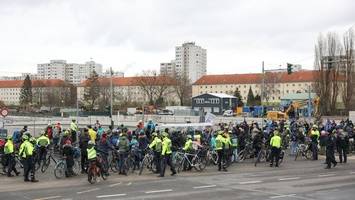 Klimademo in Berlin: Fahrradfahrer blockieren Stadtautobahn