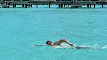 Weltrekord: Brite schwimmt in sieben Stunden um Bora Bora
