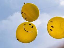 lächelnder gelber kreis wird 60: smiley startete in versicherungsunternehmen