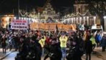 demonstrationen: pegida-demonstration zieht durch dresdner innenstadt