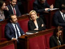 Macron-Lager stimmt mit Le Pen: Scharfes Migrationsgesetz passiert Parlament in Paris