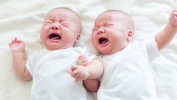 junge in lebensgefahr - zwillingsbabys durch schütteltrauma schwer verletzt – polizei verdächtigt eltern