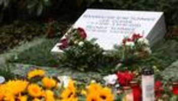 Hamburg: Grab von Helmut und Loki Schmidt mit Hakenkreuzen beschmiert