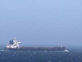 tanker geht in flammen auf: schiff vor indischer küste mit drohnen angegriffen