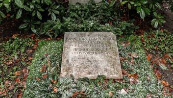 Wäre am Samstag 105 geworden - Unbekannte beschmieren Grab von Helmut Schmidt mit Hakenkreuzen