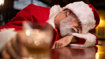 Thüringen - Betrunkener Weihnachtsmann fährt gegen Hauswand - Geschenke will er trotzdem verteilen