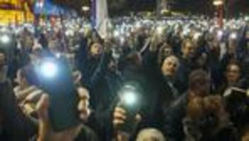 serbien: hunderte blockieren wegen parlamentswahl kreuzung in belgrad