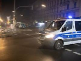 mann schlägt auf polizistin ein: berliner polizei fährt 15-jährige clan-tochter an
