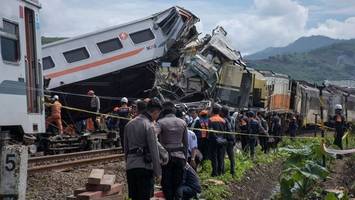 Indonesien: Schweres Zugunglück fordert mindestens drei Tote