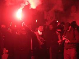 kurz nach faschisten-demo in rom: hunderte rechtsextreme ziehen mit fackeln durch paris