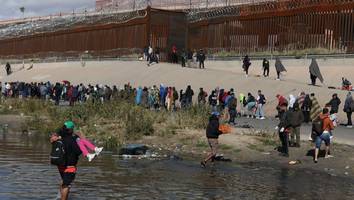 Zwei Kinder ertrunken - Hat Texas-Gouverneur Hilfe für Migranten verhindert?