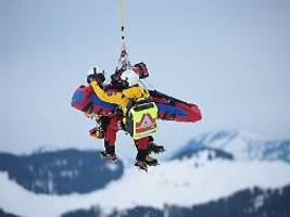 Übler kopf-unfall auf der streif: gleich zwei skirennfahrer per hubschrauber geborgen